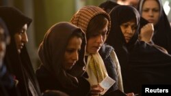 Perempuan Iran antri untuk memberikan suara dalam pemilu di Teheran (foto: dok). Iran akan membatasi peliputan media asing dalam pemilu mendatang. 