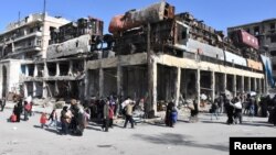 Des habitants, qui ont fui les quartiers orientaux d'Alep, arrivent dans une zone de la ville contrôlée par le gouvernement syrien, le 8 décembre 2016. (Photo fournie par l'agence SANA). 