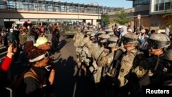 Pasukan Garda Nasional AS dikerahkan untuk menanggapi demonstrasi atas kematian George Floyd yang bergulir menjadi kerusuhan di Minneapolis, Minnesota. 