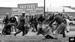 Policija tuče učesnike marša za biračko pravo u Selmi u Alabami