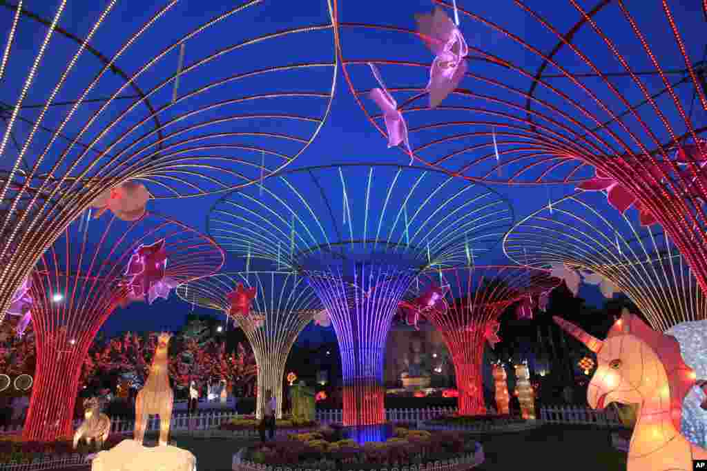 Kuil Budha &#39;Fo Guang Shan Dong Zen&#39; di Jenjarom, di luar Kuala Lumpur, Malaysia dihiasi warna-warni untuk menyambut tahun baru China. 