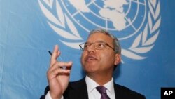 លោក​ សុរិយា​ ប្រាសាទ​ ស៊ូប៊ែឌី​ (Surya Subedi) អ្នក​រាយការណ៍​ពិសេស​របស់​អង្គការ​សហ​ប្រជាជាតិ​ទទួល​បន្ទុក​សិទ្ធិមនុស្ស​ប្រចាំ​នៅ​ប្រទេស​កម្ពុជា​​ ​​នៅ​ក្នុង​សន្និសីទ​ព័ត៌មាន​មួយ​នៅ​រាជធានី​ភ្នំពេញ​កាល​ពី​ថ្ងៃ​ព្រហស្បតិ៍​ទី​១៦ ខែ​មករា ឆ្នាំ​២០១៤។