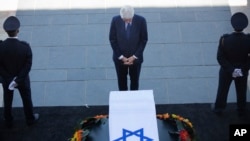 លោក Bill Clinton អតីត​ប្រធានាធិបតី​អាមេរិក​គោរព​វិញ្ញាណក្ខន្ធ​របស់​លោក​ប្រធានាធិបតី Shimon Peres នៅ​ក្នុង​ក្រុង​ហ្ស៊េរុយសាឡិម កាលពី​ថ្ងៃទី២៩ ខែកញ្ញា ឆ្នាំ២០១៦។