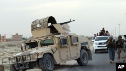 Pasukan keamanan Afghanistan melakukan patrol di kota Kunduz, utara Kabul, Afghanistan (29/9).