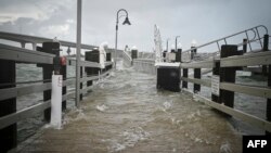 სანაპიროს ფეხით სავალი ნაწილი ქ. ქლიარვოტერში, ფლორიდის შტატი. აშშ. 30 აგვისტო, 2023 წ.