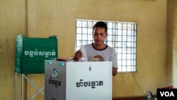 បុរស​ម្នាក់​ទម្លាក់​សន្លឹក​ឆ្នោត​របស់​លោក​ទៅ​ក្នុង​ហិប​ឆ្នោត ក្នុង​ការិយាល័យ​បោះ​ឆ្នោត​មួយ នៅ​ខណ្ឌ​សែន​សុខ រាជធានី​ភ្នំពេញ កាលពី​ថ្ងៃ​ទី២៩ ខែ​កក្កដា ឆ្នាំ​២០១៨។ (ទី អូលីស្សា/VOA)