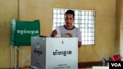 រូបឯកសារ៖ បុរស​ម្នាក់​ទម្លាក់​សន្លឹក​ឆ្នោត​របស់​លោក​ទៅ​ក្នុង​ហិប​ឆ្នោត ក្នុង​ការិយាល័យ​បោះ​ឆ្នោត​មួយ នៅ​ខណ្ឌ​សែន​សុខ រាជធានី​ភ្នំពេញ កាលពី​ថ្ងៃ​ទី២៩ ខែ​កក្កដា ឆ្នាំ​២០១៨។ (ទី អូលីស្សា/វីអូអេ)