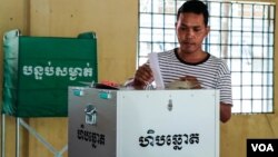 បុរស​ម្នាក់​ទម្លាក់​សន្លឹក​ឆ្នោត​របស់​លោក​ទៅ​ក្នុង​ហិប​ឆ្នោត ក្នុង​ការិយាល័យ​បោះ​ឆ្នោត​មួយ នៅ​ខណ្ឌ​សែន​សុខ រាជធានី​ភ្នំពេញ កាលពី​ថ្ងៃ​ទី២៩ ខែ​កក្កដា ឆ្នាំ​២០១៨។ (ទី អូលីស្សា/VOA)