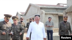 លោក គីម ជុងអ៊ុន​ផ្តល់​យោបល់​ដល់​កសិដ្ឋាន​មាន់ Kwangchon ដែល​កំពុង​ស្ថិត​ក្នុង​ការ​សាងសង់​ កាលពី​ថ្ងៃទី១៩ ខែកក្កដា ឆ្នាំ២០២០។