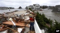 Salah satu cuaca ekstrem tahun 2012 adalah Badai Sandy dan gelombang badai yang melanda masyarakat pesisir di New Jersey dan menggenangi jalur kereta bawah tanah, terowongan dan jalan-jalan di New York City, yang menyebabkan kerugian sedikitnya $40 miliar (Foto: dok).