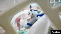 Arhiva - Pacijent oboleo od Kovida 19 u Opštoj bolnici u Novom Pazaru, 15. marta 2021. (Foto:: Rojters, Zorana Jevtić)