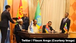 Le Premier ministre éthiopien Abiy Ahmed, à droite, signe un document lors d’une rencontre avec le président de la Somalie Formajo et le président Isaias à Asmara, 6 septembre 2017. (Twitter/Fitsum Arega)
