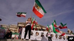 تصویری از تجمع حمایت از اعتراضات سراسری ایران در بریتانیا