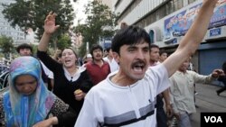 Warga muslim Uighur melakukan protes atas kekerasan militer Tiongkok di Urumqi, ibukota provinsi Xinjiang (foto: dok.). Pemerintah Malaysia mendeportasi 6 pengungsi Uighur ke Tiongkok.