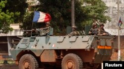 Pasukan Perancis melakukan patroli di Bangui, Afrika tengah sementara pertempuran berkobar hari Kamis (5/12). 