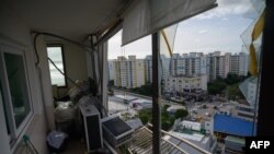 한국 광안리 해변 근방 아파트 발코니가 태풍 마이삭의 강풍으로 인해 파손됐다.