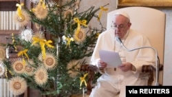 Paus Fransiskus memberikan khotbah mingguan di Vatikan. 