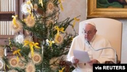 Paus Fransiskus di Perpustakaan Vatikan, 30 Desember 2020. (Foto: Vatican Media)