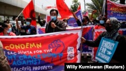 រូបឯកសារ៖ ក្រុមសកម្មជន កាន់ផ្ទាំង​បដា ក្នុង​ពេល​ធ្វើ​បាតុកម្ម​គាំទ្រ​ចលនា​ប្រឆាំង​រដ្ឋប្រហារ​នៅមីយ៉ានម៉ា នៅមុន​ពេល​កិច្ចប្រជុំ​មេដឹកនាំ​អាស៊ាន​ធ្វើឡើង​នៅ​ទីក្រុង​ហ្សាការតា​នៃ​ប្រទេស​ឥណ្ឌូណេស៊ី នៅ​ថ្ងៃទី២៤ ខែមេសា ឆ្នាំ២០២១។