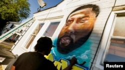 Prijatelj Endrua Brauna naslikao je mural sa njegovim likom na Braunovoj kući u Elizabet Sitiju u Severnoj Karolini, 1. maja 2021. 