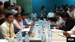 ក្រុម​ប្រឹក្សា​ធម្មនុញ្ញ​ គ.ជ.ប.​ គណបក្ស​នានា និង​បណ្តាញ​ព័ត៌មាន​ពិនិត្យ​កញ្ចប់​សន្លឹកឆ្នោត​ឃើញ​ភាព​មិន​ប្រក្រតី​ច្រើន។​