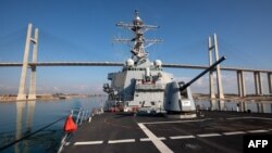 یک ناوشکن ایالات متحده از کانال سوئز می‌گذرد - آرشیو