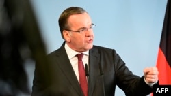 德国国防部长鲍里斯·皮斯托里乌斯在柏林举行记者会。（2024年3月5日）