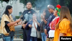 Hari Masyarakat Adat dimulai dengan perayaan matahari terbit di pusat Kota Los Angeles setelah Dewan Kota Los Angeles menetapkan Senin kedua pada setiap Oktober sebagai Hari Masyarakat Adat, menggantikan Hari Columbus, di Los Angeles, California, 8 Oktobe