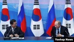 문재인 한국 대통령(왼쪽)과 블라디미르 푸틴 러시아 대통령이 6일 러시아 블라디보스토크 극동연방대학교에 마련된 언론발표장에서 대화하고 있다.