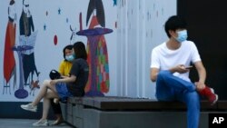 Građani u Pekingu nose zaštitne maske