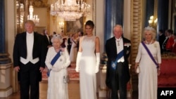 Britanska kraljica Elizabeta II, predsednik i prva dama Amerike Donald i Melanija, princ Čarls i Kamila, vojvotkinja od Kornvola, pred državnu večeru u Bakingemskoj palati. 