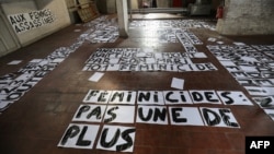 Bannières dédiées à la mémoire des femmes tuées par leurs partenaires étalées dans un squat d'artiste à Paris le 6 septembre 2019.