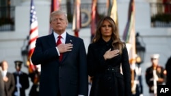 Le président Donald Trump et la Première dame Melania Trump observe une minute de silence, devant la Maison Blanche, le 11 septembre 2017, à Washington.