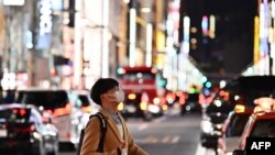 星期天1月26日东京街道上一名戴口罩的日本人