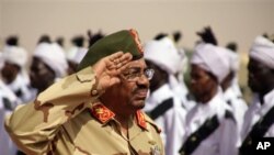 Le président du Soudan passe en revue les troupes de l'armée soudanaise lors d'une visite à al-Obeid,dans le nord du Kordofan, Soudan,19 avril 2012.