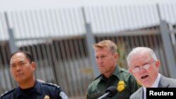 Le procureur général des États-Unis Jeff Sessions tient une conférence de presse à côté du mur frontalier des États-Unis pour discuter des mesures d'application de la loi prises par l'administration Trump près de San Diego, en Californie, le 7 mai 2018.