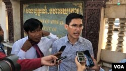 Former Radio Free Asia reporters Uon Chhin (left) and Yeang Sothearin talk to reporters outside of the appeals court on December 23, 2019. (Tum Malis/VOA Khmer)