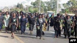 Matan Filato sanye da bakaken kaya