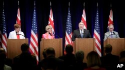 마이크 폼페오 미국 국무장관이 24일 캘리포니아주 스탠포드에서 열린 미-호주 외교·국방장관 공동기자회견에서 발언하고 있다. 왼쪽부터 마리스 페인 호주 국방장관, 줄리 비숍 호주 외무장관, 폼페오 장관, 짐 매티스 미국 국방장관.