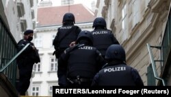 Pripadnici specijalnih snaga austrijske policije na ulicama Beča nakon pucnjave, 3. novembra 2020 (REUTERS/Leonhard Foeger)