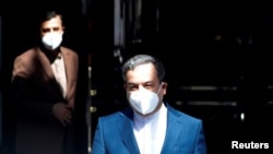 Iranski zamjenik u Ministarstvu vanjskih poslova Abbas Araghchi i iranski veleposlanik u nuklearnom čuvaru Ujedinjenih naroda Kazem Gharibabadi napuštaju sastanak Zajedničkog povjerenstva JCPOA, u Beču, Austrija, 9. travnja 2021.