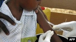 Un enfant se fait administrer un vaccin contre la méningite au Niger, le 4 avril 2010.