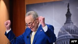 美国会参议院通过了一项对乌克兰、以色列和台湾等盟友的援助开支法案。参议院多数党领袖查克·舒默（Chuck Schumer 右）在国会大厦举行的记者会上。（2024年2月13日）