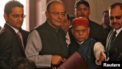 印度财长阿伦·贾伊特利 (左二) 抵达议会，准备发布年度预算 (2018年2月1日)