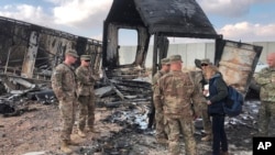 Tentara AS memeriksa kerusakan akibat pemboman oleh Iran di pangkalan udara Ain al-Asad di Anbar, Irak, 13 Januari 2020. 