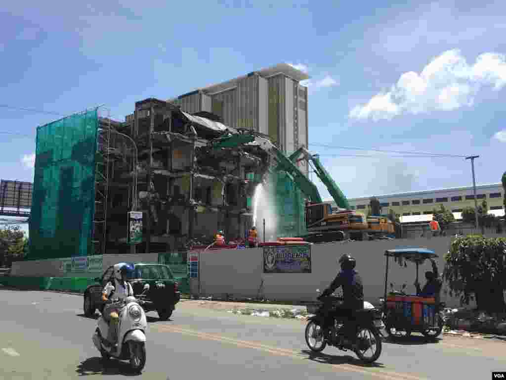 អគារប៊ូឌីញ​ ឬ​ "អគារ ស​" ក្នុង​ដំណើរ​ការ​វាយកម្ទេច​ក្នុង​រាជធានី​ភ្នំពេញ​ នាថ្ងៃទី​២៤​ ខែសីហា​ ឆ្នាំ២០១៧។ ​អគារ​ប៊ូឌីញ​ កសាង​ឡើង​ក្នុង​អំឡុង​ឆ្នាំ១៩៦០​ ហើយ​អគារ​នេះ​ចាប់ផ្តើម​វាយកម្ទេច​នា​ខែ​ កក្កដា​ ឆ្នាំ​២០១៧។ (ហ៊ាន សុជាតា/VOA)