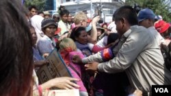 Protestors locked in a land dispute with CPP's senator Ly Yong Phat seek solutions from Prime Minister Hun Sen, Tuesday, February 14, 2017. (Aun Chhengpor/VOA Khmer)