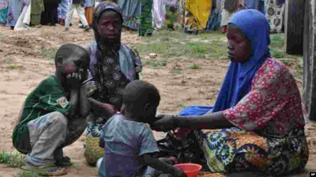 Jama'an da suka kauracewa gidajensu biyo bayan harin 'yan Boko Haram, sun samu mafaka a wata Makaranta, a Maiduguri, 9 ga Satumba 2014.
