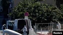 Polisi di kota pelabuhan Marseille, Perancis menyelediki lokasi insiden sebuah kendaraan menabrak dua tempat penampungan bus, yang mengakibatkan setelah satu orang tewas dan melukai satu lainnya, 21 Agustus 2017. (REUTERS/Philippe Laurenson)