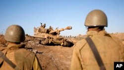 دو سرباز اسراییلی در بلندی‌های جولان، منطقهٔ که اسراییل از سال ۱۹۶۷ به اینسو درکنترول خود دارد (تصویر از آرشیف صدای امریکا)